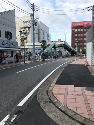 直進してカーブに沿って進む、右手に立体駐車場やローソン