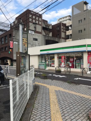 ファミリーマート手前の路地を左折