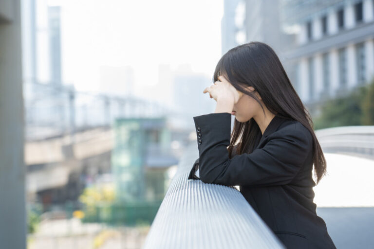 【体験談】やりたくない仕事に限界…「転職すべき?」を占いで相談したら、心が軽くなった話