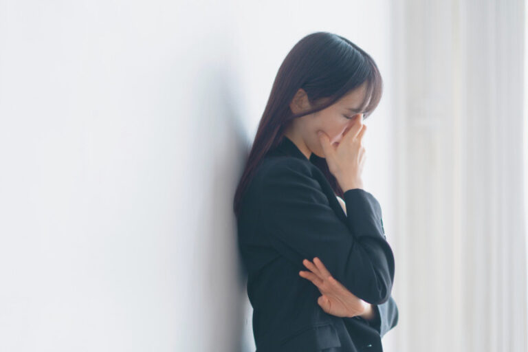 悩んでいる女性
