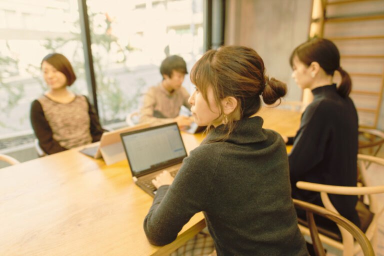 職場で好きな人が他の男性と楽しそう…嫉妬で苦しい時の心理と5つの対処法