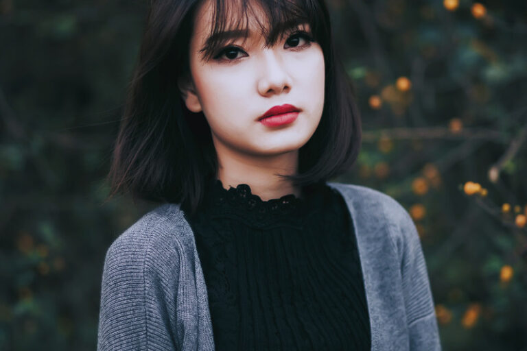 悲しみ様子の女性