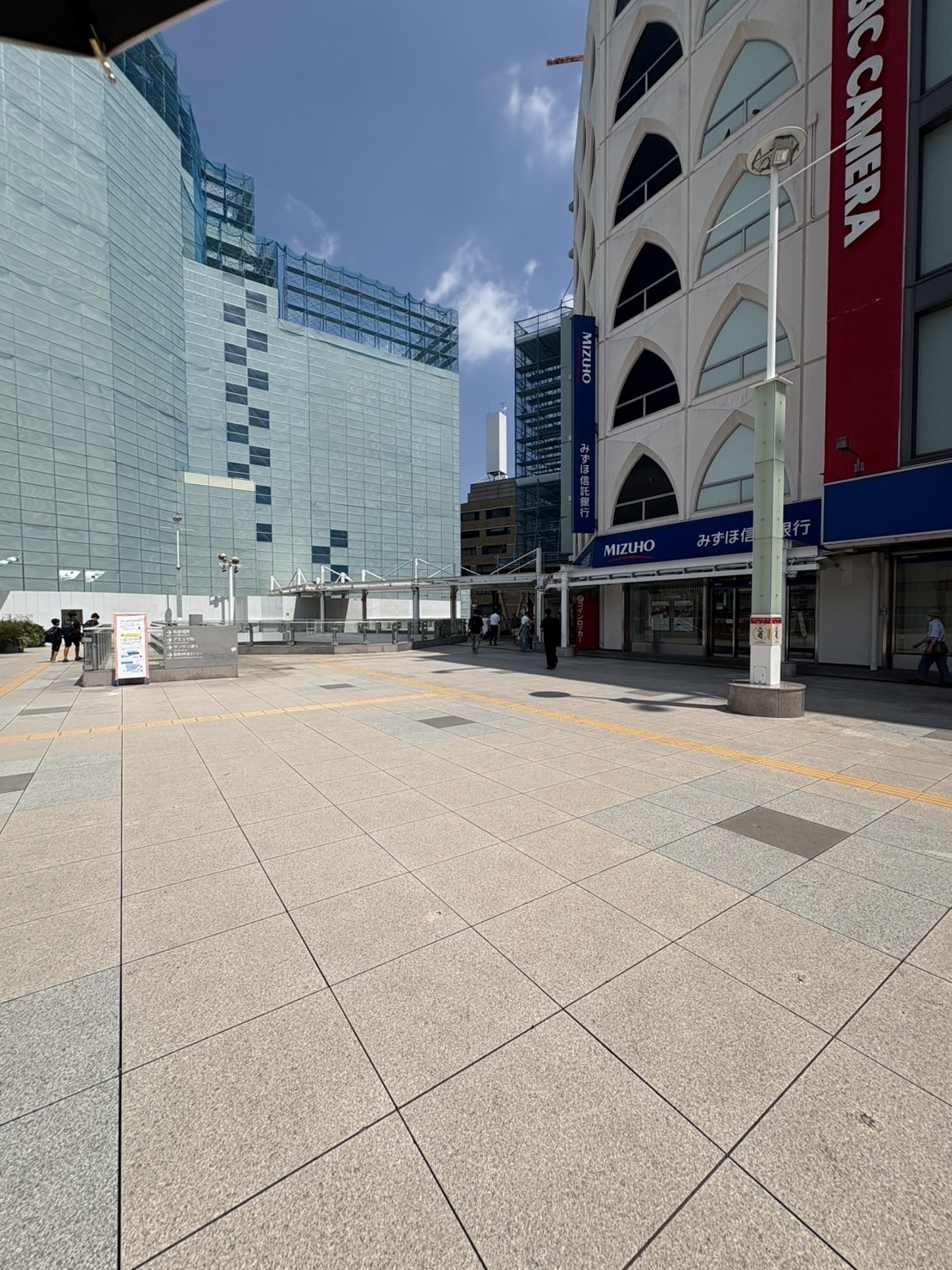 みずほ信託銀行の左側にあるエスカレーター