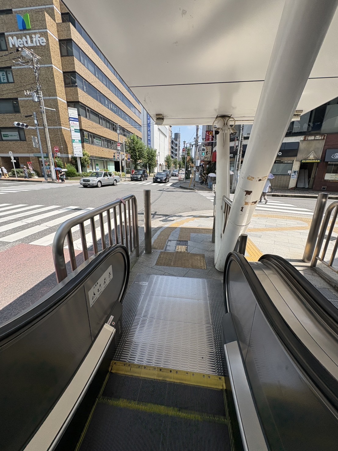エスカレーター下の交差点