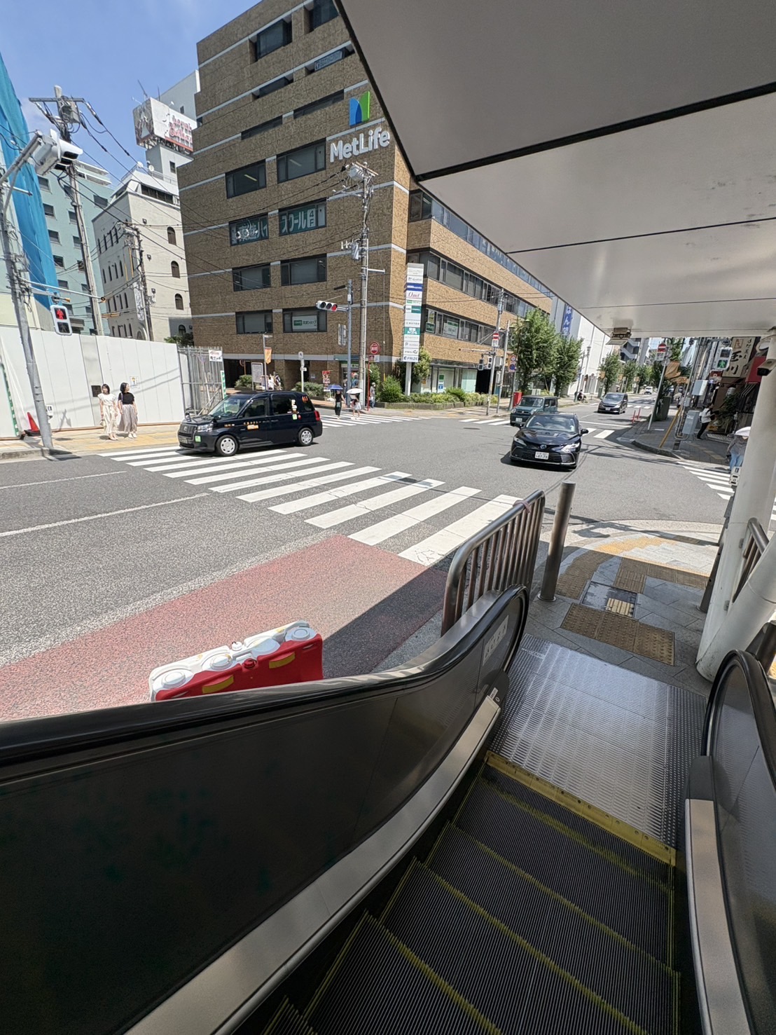 交差点を左折、左に旧そごう・右にファミリーマート