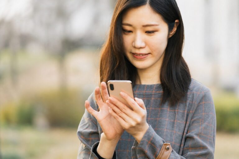 LINEで占いしている女性